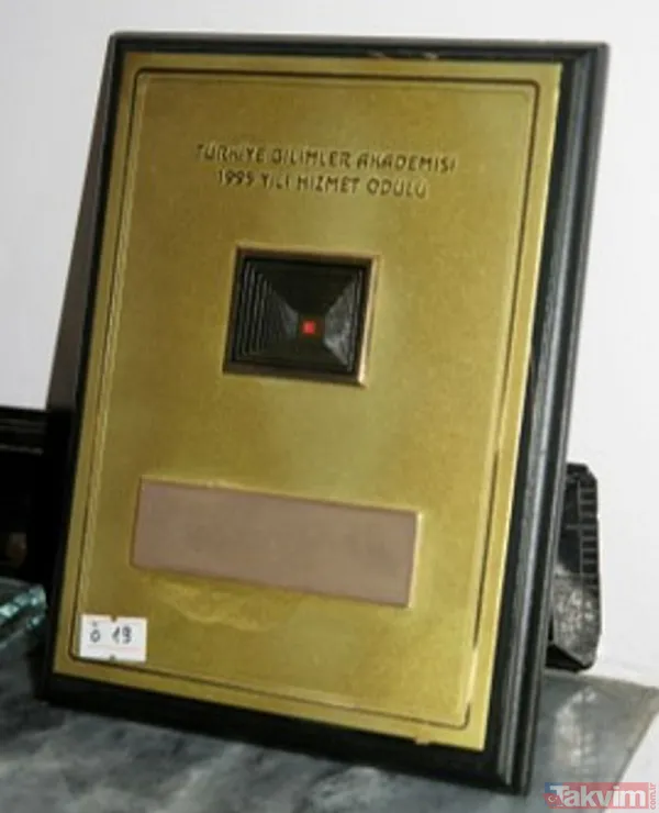 Başkan Recep Tayyip Erdoğan'ın elinden ödül almıştı! Üvey kızları Prof. Dr. Semavi Eyice'nin tabloları ve eşyalarını 200 bin liraya sattı - 21