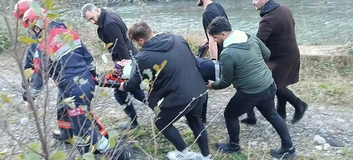 trabzonda-surucu-adayinin-kullandigi-otomobil-dereye-uctu-1701439671312.jpeg Trabzon'da sürücü adayının kullandığı otomobil dereye uçtu!-4