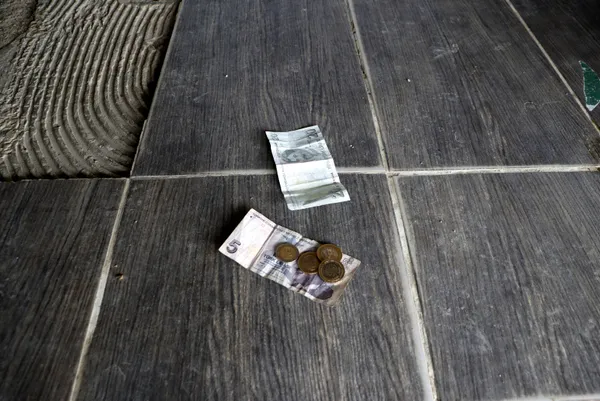 insanlik-olmemis-dedirten-davranis-kapisi-acik-marketten-aldiklari-urunleri-kameraya-gosterip-ucreti-marketin-1643095429213.jpg 'İnsanlık ölmemiş' dedirten davranış! Kapısı açık marketten aldıkları ürünleri kameraya gösterip ücreti marketin girişine bıraktılar-6