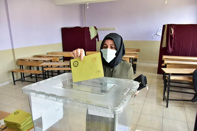 İstanbullu sandık başına gidiyor! 14 mahallede seçim heyecanı