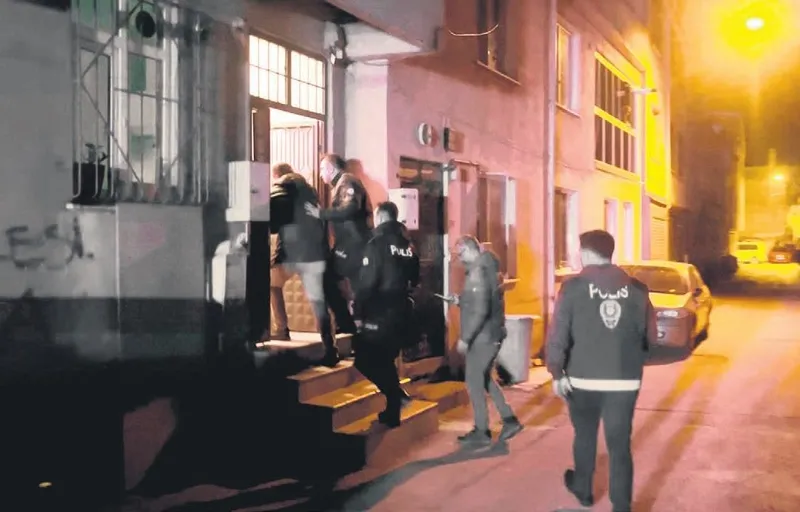 1707426303043.jpeg Boğaz kesen ağabeyden 'özel hayat' savunması | 7 yaşındaki oğlunun gözleri önünde ailesinden 3 kişiyi katletti-4