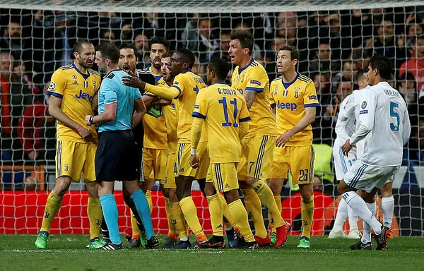 Juventus taraftarı Michael Oliver'ın peşini bırakmıyor-8