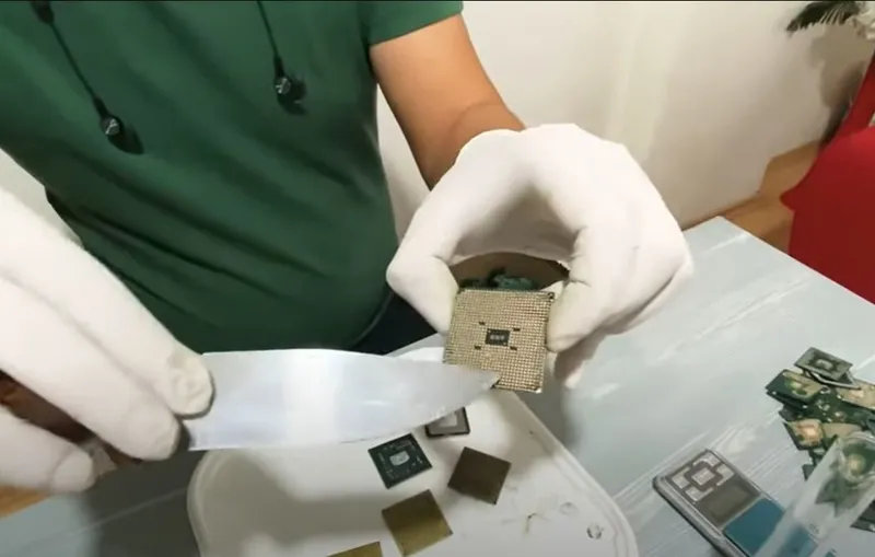 hurdacisindan-sarrafina-herkes-pesine-dustu-bilmeden-cope-atmayin-icinden-altin-fiskiriyor-1720681287335.jpg Bilmeden çöpe atmayın içinden çil çil altın çıkıyor! Hurdacısından sarrafına herkes peşine düştü-10