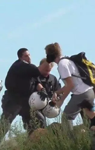 Alman polisinin çevrecilerle kavgası kameralara böyle yansıdı