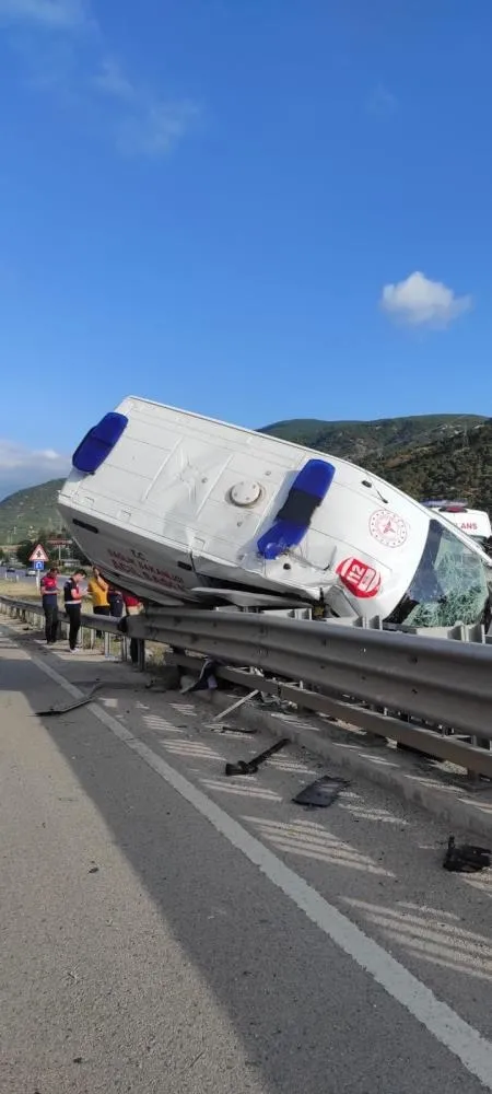 Tokat'ta korkunç kaza! Bariyerlere çarpan ambulansta bulunan hasta hayatını kaybetti-4