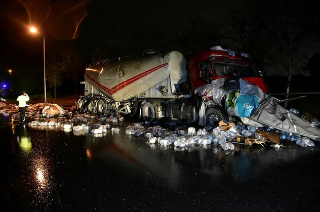 Kontrolden çıkan tır beton mikserine çarptı! Tonlarca su yola savruldu
