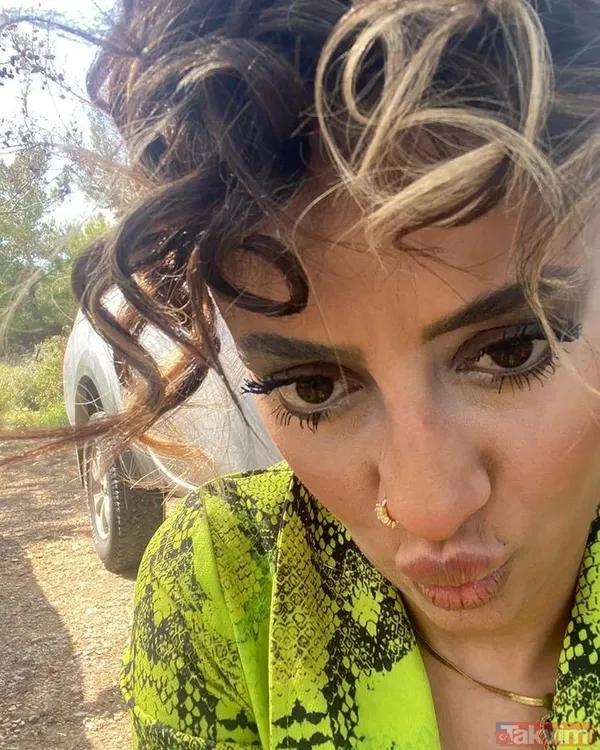 Son haline tepki yağdı: “Ah Solmaz ne yaptın kendine” Kalça dansıyla ünlenen Solmaz Çiros göğüs dekoltesini abarttı! Seda Sayan’ın gelin adayıydı... - 25