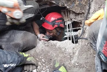 Genç kadın hayata tutundu! Polis arama kurtarma enkaz altından çıkardı