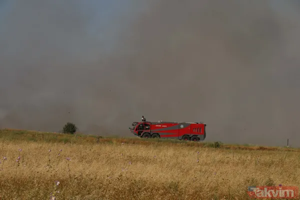 Uşak Havalimanı içerisindeki otluk alanda yangın: Olay yerinden görüntüler - 12