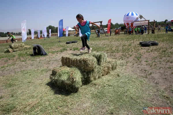 Malazgirt Zaferi'nin 951. yıl dönümünde Ahlat'tan coşku dolu kareler! Başkan Erdoğan ve Devlet Bahçeli Selçuklu mezarını ziyaret etti - 36