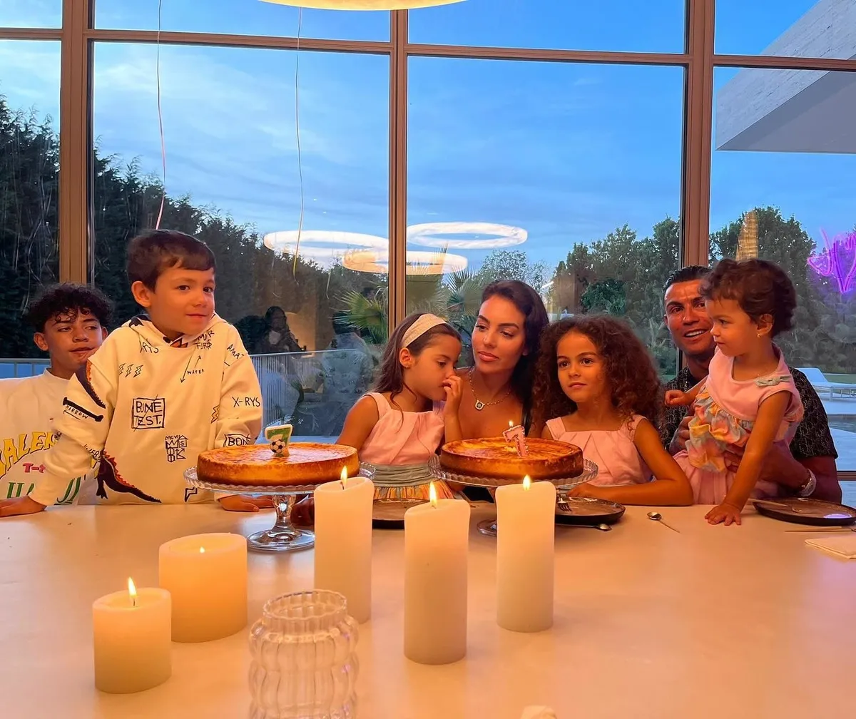 cristiano-ronaldo-ve-georgina-rodrguez-evlendi-dugun-sonrasi-ilk-kare-1786522515869.jpg Çiftin nikâhına 16 yaşındaki Cristiano Jr., 9 yaşındaki ikizler Eva Maria ve Mateo, 8 yaşındaki Alana ve 4 yaşındaki Bella katıldı. 2022'de ikiz bebeklerinden Ángel'i kaybeden aile, zor günleri birlikte atlatmıştı.