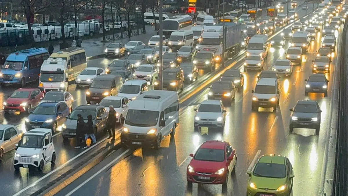 İstanbul'da yarıyıl tatili sonrası ilk iş günü trafiği! Yoğunluk yüzde 80'i aştı