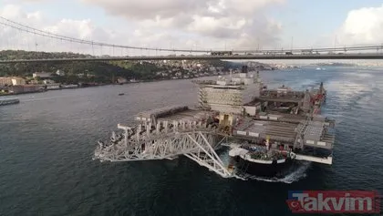 Dünyanın en büyük inşaat gemisi İstanbul Boğazı’ndan geçti