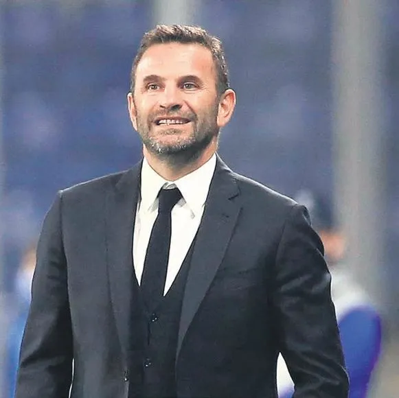 fenerbahce-yonetimi-yasanan-hoca-krizine-bu-hafta-son-vermek-icin-kollari-sivadi-1641156951158.jpeg Fenerbahçe yönetimi yaşanan hoca krizine bu hafta son vermek için kolları sıvadı-5