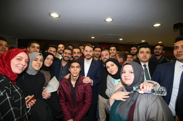 Bakan Albayrak gençlerle bir araya geldi