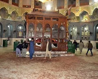Pakistanda türbeye bombalı saldırı!