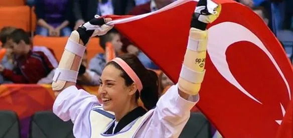 İsviçre'nin Montrö kentindeki Avrupa Tekvando Şampiyonası'nda kadınlarda 62 kiloda İrem Yaman altın madalya kazandı