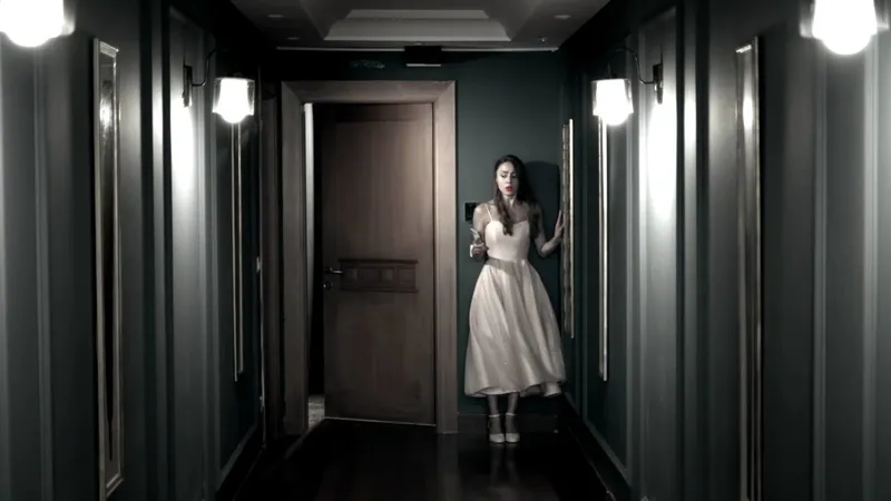 aynadaki-yabancida-meraklandiran-baslangic-unlu-ailenin-gizemli-odasi-1760016694289.jpg Kaynak: atv