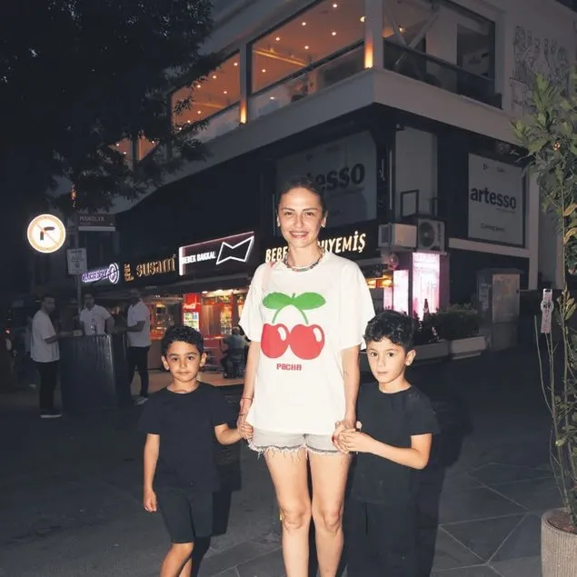 İkizleriyle dolaştı