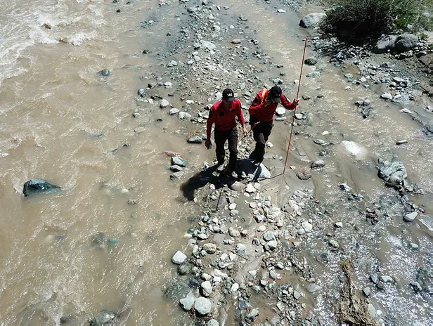 Kars'ta kaybolan 3 yaşındaki Nurcan'dan kahreden haber! Ayakkabısından sonra eteği bulundu-1