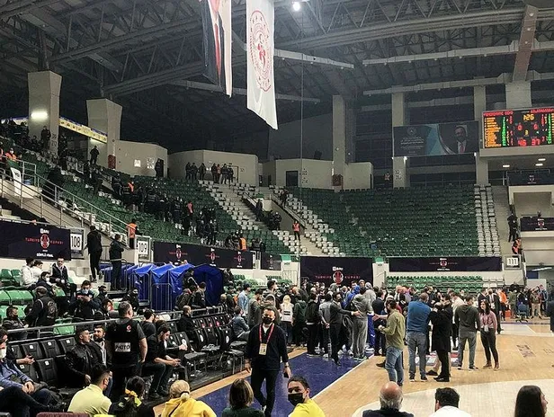 fenerbahce-beko-galatasaray-nef-derbisinde-olay-hakem-maca-ara-verdi-1645206446343.jpeg Fenerbahçe Beko - Galatasaray Nef derbisinde olay! Hakem maça ara verdi-3