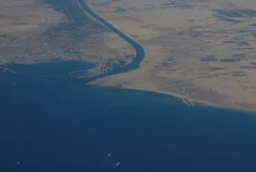 Süveyş Kanalı'nda gemi karaya oturdu