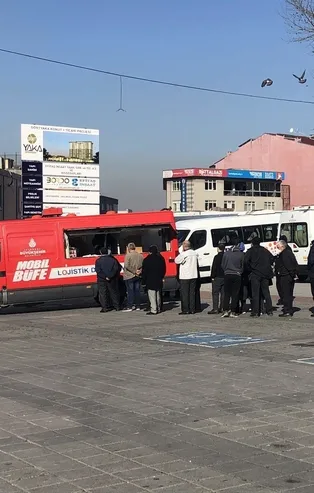 İBB'den tepki çeken uygulama! Devlet korona nedeniyle "evde kal" çağrısı yaparken İmamoğlu kandil simidi dağıttı!