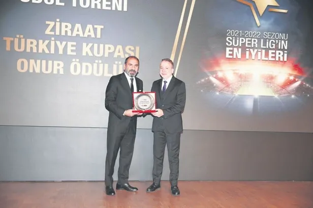 odul-firtinasi-son-sampiyon-trabzonspor-turkuvaz-medyada-onurlandirildi-1668041873422.jpeg Ödül fırtınası! Son şampiyon Trabzonspor Turkuvaz Medya’da onurlandırıldı-4