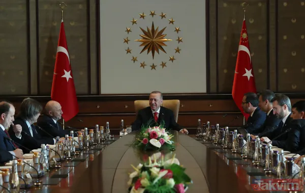 Erdoğan, Spor Bakanı Mehmet Kasapoğlu Ve Tff Başkanı Nihat Özdemir İle Birlikte 18 Kulüp Başkanını Külliye'de Kabul Etti.
