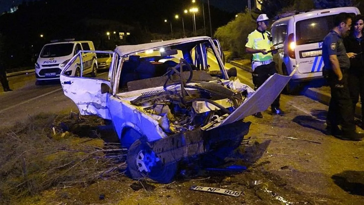 Dur ihtarına uymayıp kaçtı dehşet saçtı! Ekip aracına ve otomobile çarptı | 3'ü polis 10 yaralı