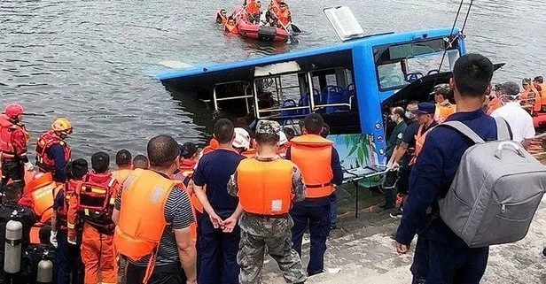 Çin’de öğrenci taşıyan otobüs su kanalına uçtu: 21 ölü, 15 yaralı
