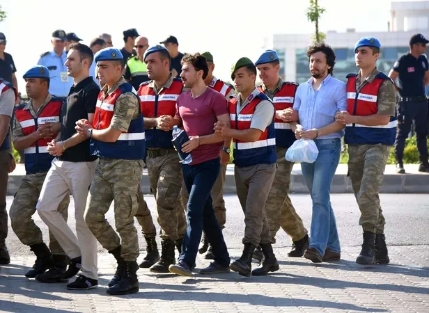 FETÖ'cü menfez 'Hero'larının şovunu böyle önlediler-1