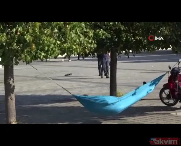 Taksim Meydanı'ndaki turistin rahatlığı kıskandırdı! Hamak kurup sefa sürdü - 9