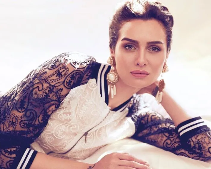 Biri Sarp’ı gözetliyor