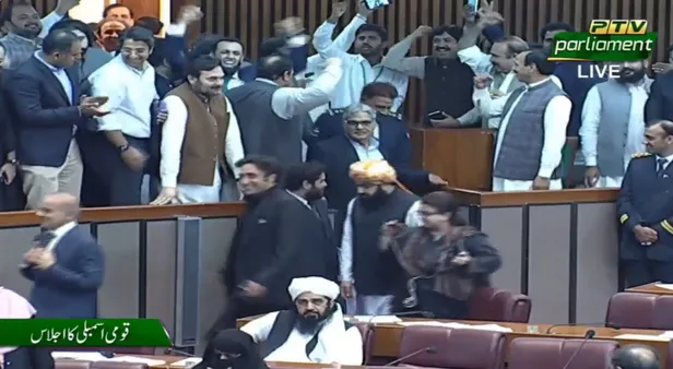 son-dakika-pakistanda-imran-han-hukumeti-dustu-1649536301443.jpg Son dakika: Pakistan'da İmran Han hükümeti düştü-4