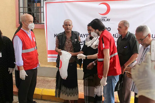 turk-kizilay-yemende-muhtac-olan-13-bin-aileye-kurban-eti-dagitiyor-1596231741248.jpg