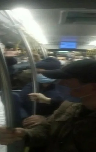 İstanbul'da pes dedirten görüntü! Toplu taşımada sırt sırta yolculuk