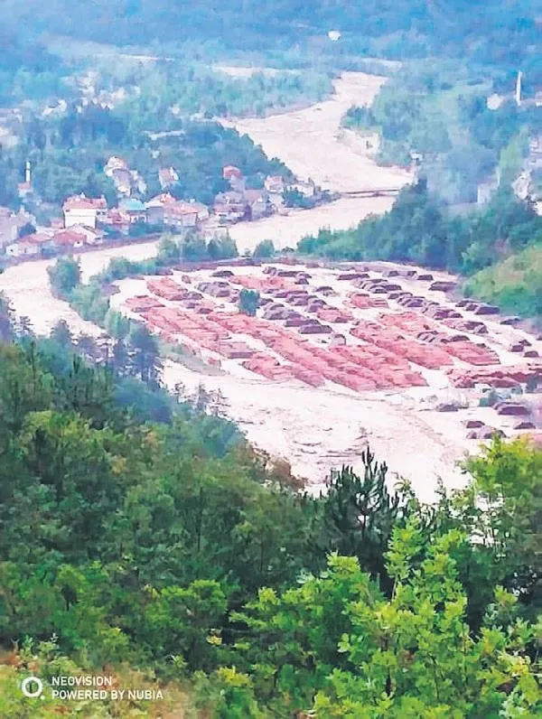 65 yaşındaki Emekli Astsubay Turhan Tekin, azgın sel sularına daldı! Yurtta mahsur kalan 19 kız öğrenciyi kurtardı-6