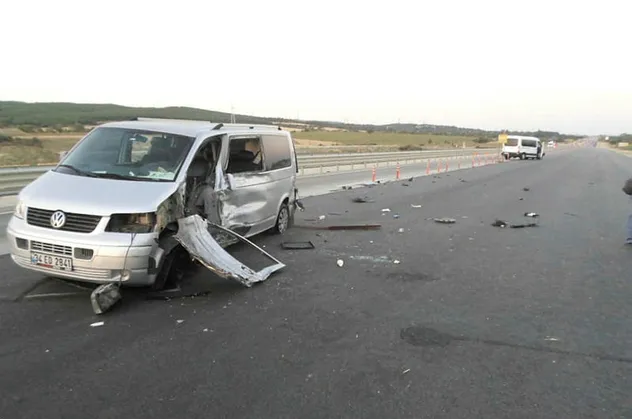 Çanakkale'de feci kaza! İki minibüs çarpıştı, yaralılar var