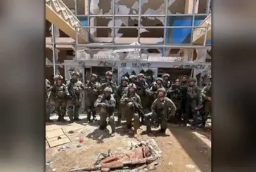 İsrail'in Gazze'deki saldırıları: Yıktıkları hastanenin önünde poz verdiler