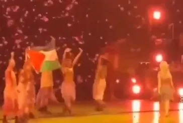 İZLE I ABD'li ünlü şarkıcı Melanie Martinez konserinde Filistin bayrağı açtı!