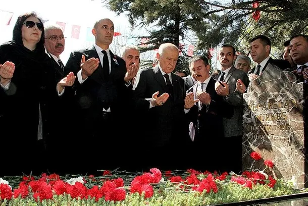 Devlet Bahçeli'nin el öpmeye çalıştığı an-2