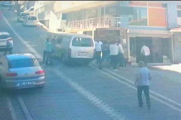 Adres soran halı yıkamacılara meydan dayağı! Akılalmaz olay kameralarda
