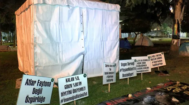 İmamoğlu'nun işten attığı işçiler yeni yıla İBB binası önünde girdiler: "Bu zulme son verin!"-5