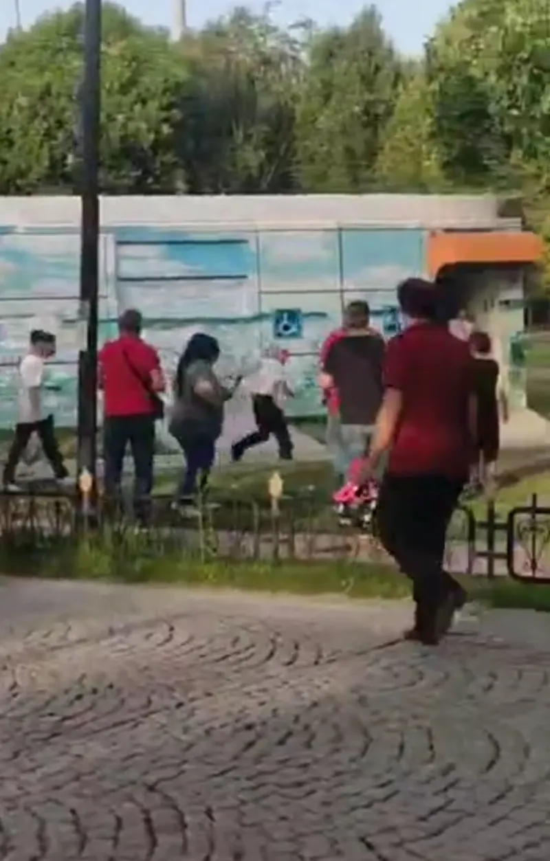 İstanbul Fatih'te bir parkta cinsel organını çocuğa gösteren sapık darbedildi-2
