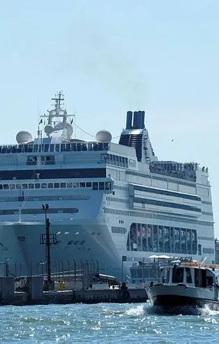 Son dakika: Venedik'te kontrolden çıkan cruise gemisi, bir gemiye ve limana böyle çarptı