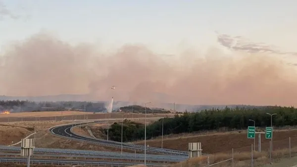 canakkalenin-gelibolu-ilcesinde-korkutan-yangin-ekiplerin-karadan-ve-havadan-mudahalesi-suruyor-1694364556824.jpeg Çanakkale'nin Gelibolu ilçesinde korkutan yangın! Ekiplerin yoğun müdahalesiyle kısmen kontrol altına alındı-3