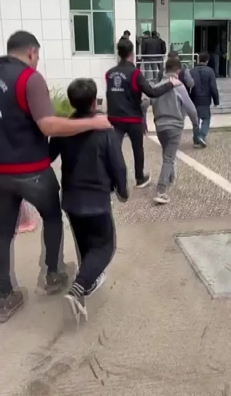 adanada-evsiz-adami-darbeden-cocuklar-yakalandi-ev-hapsi-karari-1777989501860.jpeg Adana'da evsiz adamı darbeden çocuklar yakalandı: Ev hapsi kararı!-4
