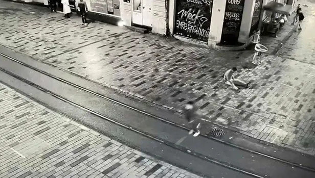 beyoglunda-catisma-oncesi-kavga-o-anlar-kameraya-yansidi-1669480279977.jpeg Beyoğlu'nda çatışma öncesi kavga! O anlar kameraya yansıdı-4