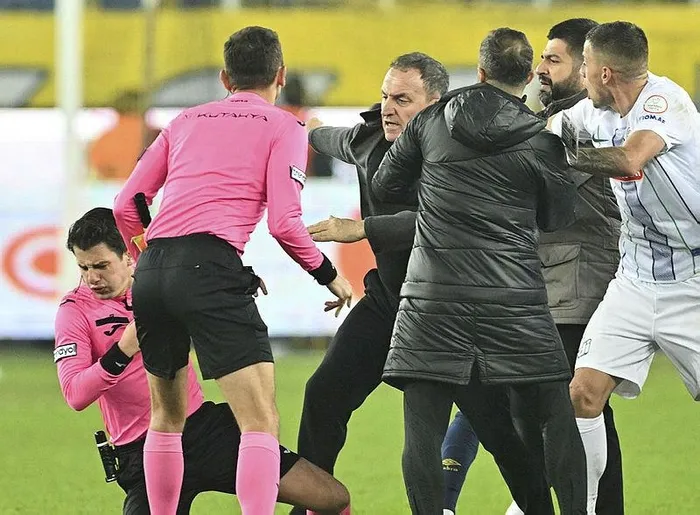 ankaragucu-baskani-faruk-kocadan-halil-umut-melere-yumruk-1702324791080.jpeg Ankaragücü Başkanı Faruk Koca'dan Halil Umut Meler'e yumruk! Koca tutuklandı: İfadesi ortaya çıktı-6